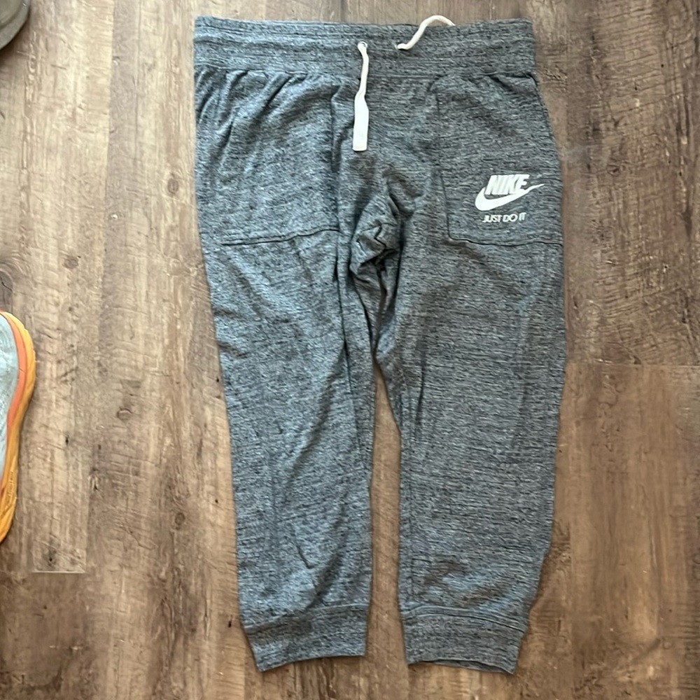 Nike grey cropped joggers.  Side pockets drawstring waist